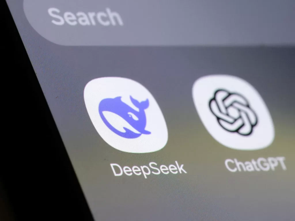 صورة تظهر chatgpt و deepseek على هاتف ذكي